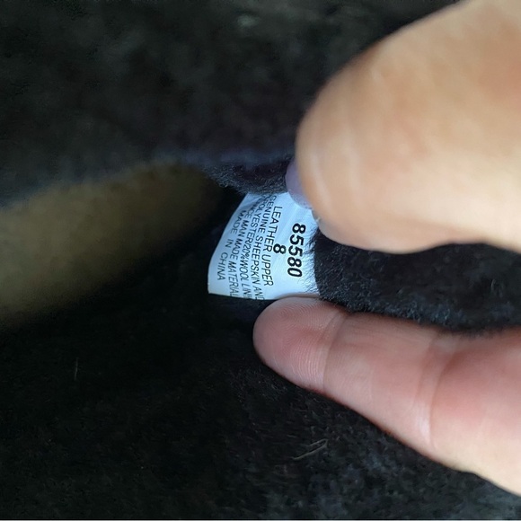 Minnetonka Women’s Black Suede Sheepskin Ankle Bootie SZ 8 - Picture 14 of 14